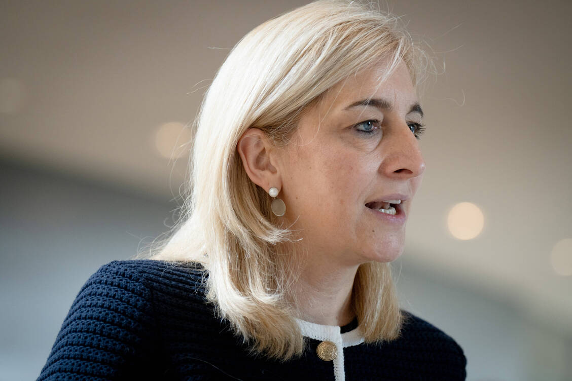 In einem gemeinsamen Brief weisen fünf Pharmaverbände Bundesgesundheitsministerin Nina Warken (CDU) auf »epochale Problemlagen« hin. Der Pharmadialog greife diese Herausforderungen noch nicht auf, heißt es kritisch. / © Imago Images/Bernd Elmenthaler