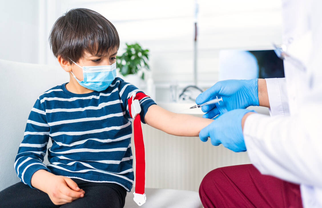 Anhand von Blutproben untersuchen Forscher des Helmholtz Zentrums München nicht nur, ob Kinder Autoantikörper gegen Pankreaszellen aufweisen, sondern auch, ob sie Antikörper gegen das Coronavirus gebildet haben (Symbolbild). / Foto: Getty Images/aquaArts studio