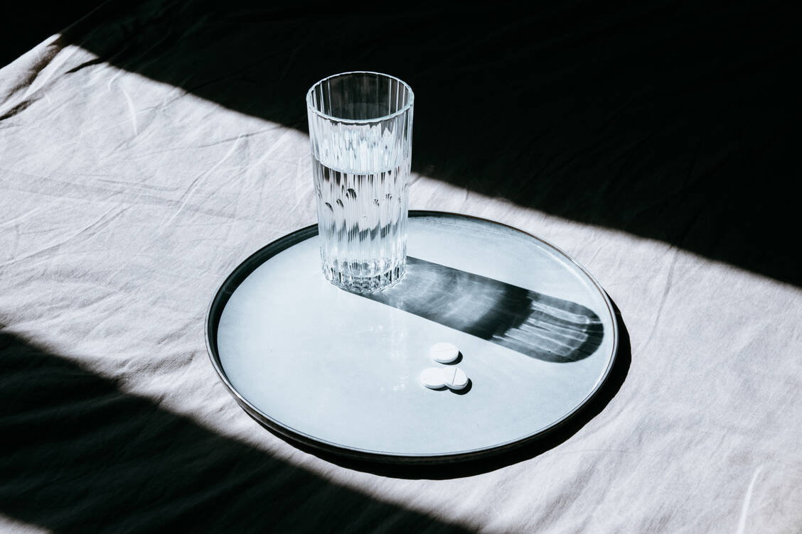 Beim Giftnotruf wurde zuletzt neben Ibuprofen relativ häufig wegen Quetiapin, Promethazin oder Pregabalin angerufen. / © Getty Images/Yulia Naumenko