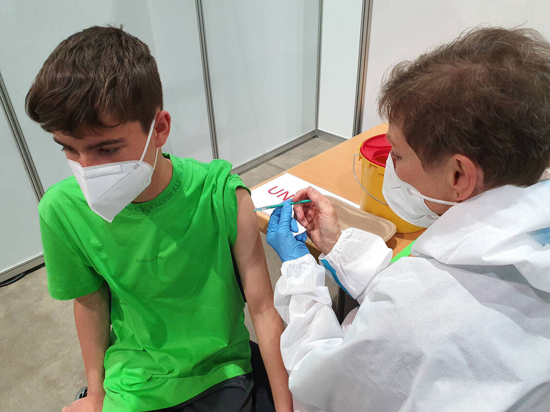 Werden junge Männer mit dem Covid-19-Impfstoff von Biontech und Pfizer geimpft, haben sie ein erhöhtes Risiko für eine Myokarditis. Das zeigen Daten aus Israel. / Foto: Imago Images/Eibner