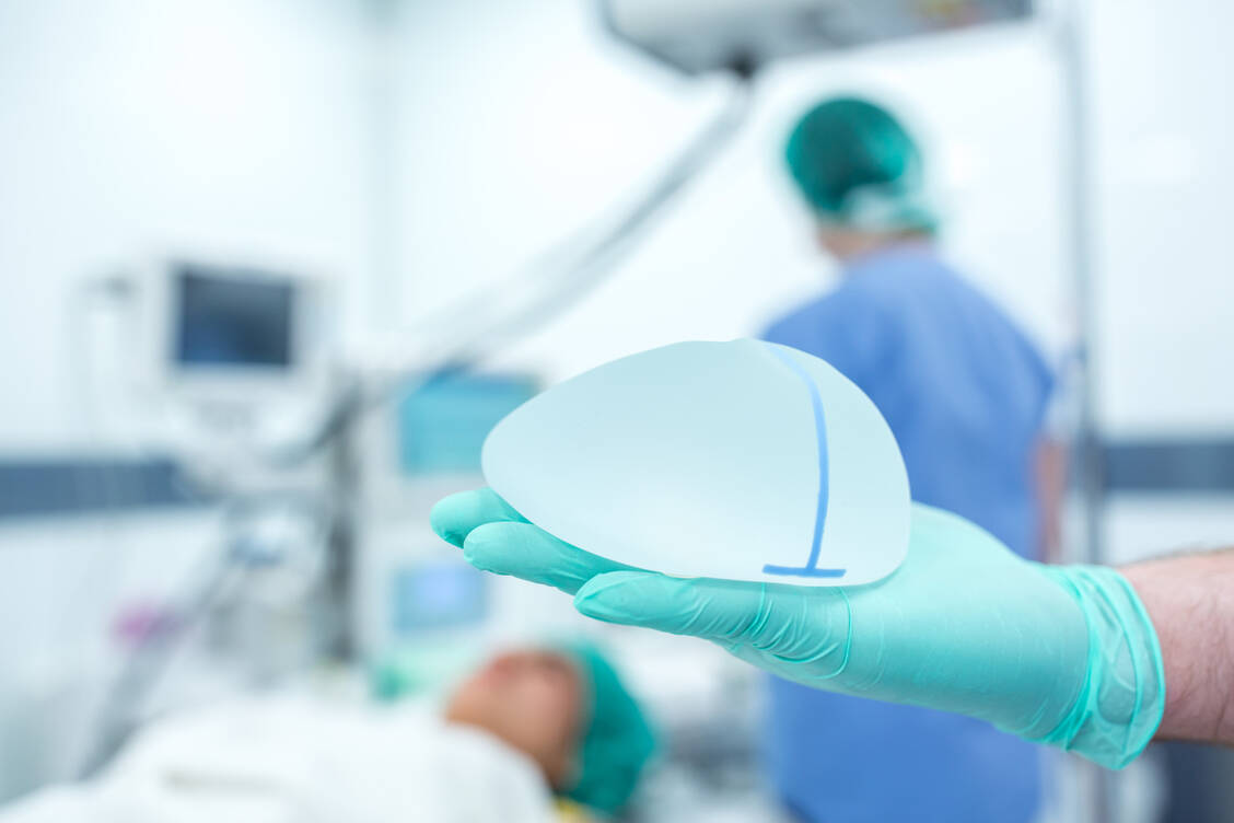 Jedes Implantat birgt das Risiko einer Fremdkörperinfektion. Präventiv erhalten Patienten postoperativ meist Antibiotika. Kürzere Gaben scheinen dabei einer längeren Antibiose nicht unterlegen zu sein. / © Getty Images/Coolpicture
