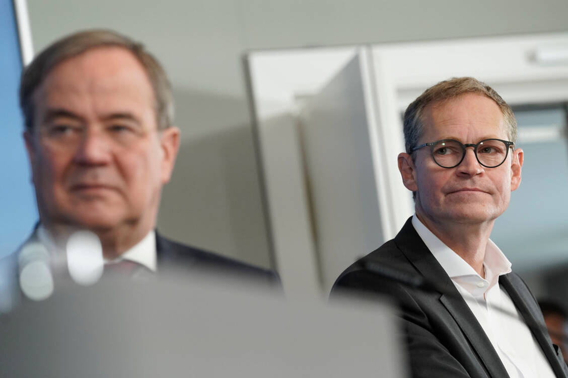 Berlins Bürgermeister Michael Müller (r.) sowie NRW-Ministerpräsident Armin Laschet berichteten heute über die Ergebnisse ihrer Jahrestagung. / Foto: Imago Images/Political-Moments