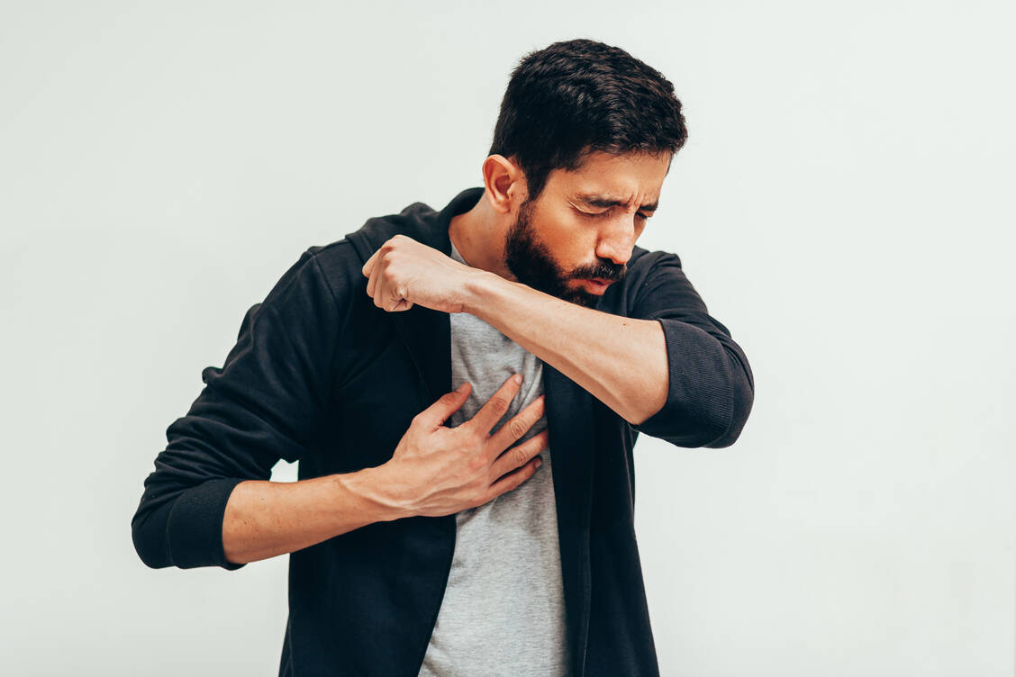 Ist kein Taschentuch zur Hand, sollte beim Husten die Armbeuge vor Mund und Nase gehalten werden. / Foto: Adobe Stock/kleberpicui