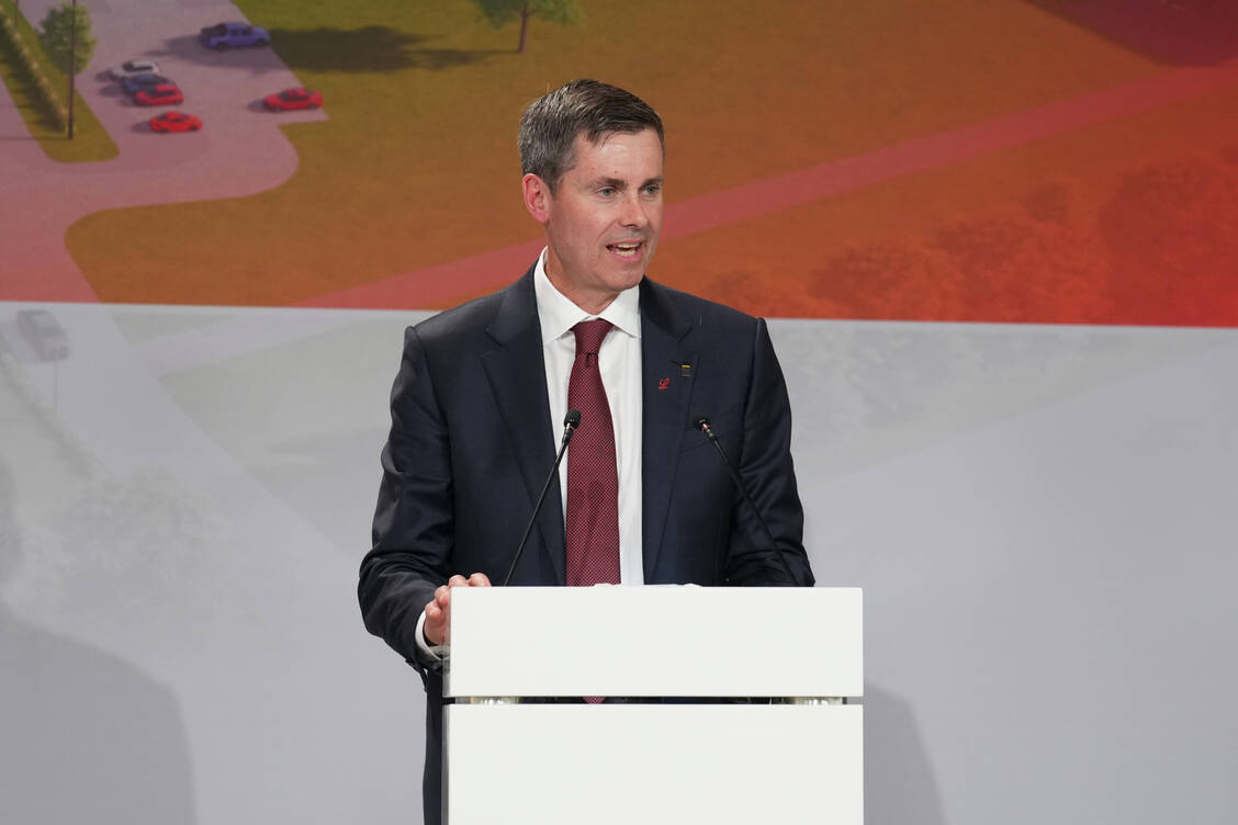 Dave Ricks, der CEO von Eli Lilly, kritisiert die deutsche Pharmapolitik. Hier ist er 2024 beim ersten Spatenstich für den neuen Standort des Pharmaunternehmens in Alzey zu sehen. / © Imago/Bobo