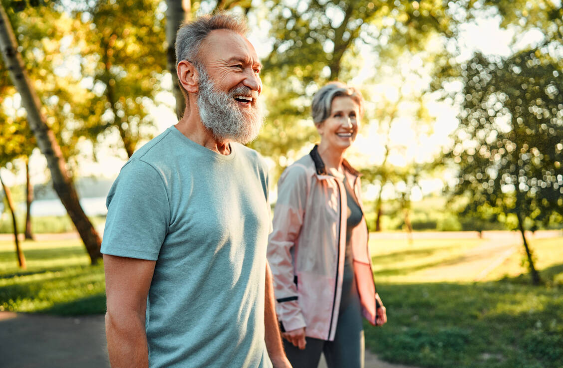 Eine Beobachtungsstudie fand die stärksten Effekte auf die Hirngesundheit bei älteren Menschen, wenn sie 5000 bis 7500 Schritte gingen. Aber auch 3000 Schritte hatten schon Effekte. / © Getty Images/Harbucks