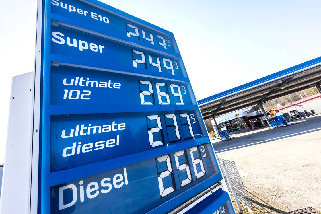 Die Preise für Diesel und Benzin steigen derzeit rasant an. Die hohen Treibstoffpreise spüren auch die pharmazeutischen Großhändler. Fraglich ist, ob die Kosten auch auf die Apotheken umgelegt werden. / Foto: IMAGO/Arnulf Hettrich