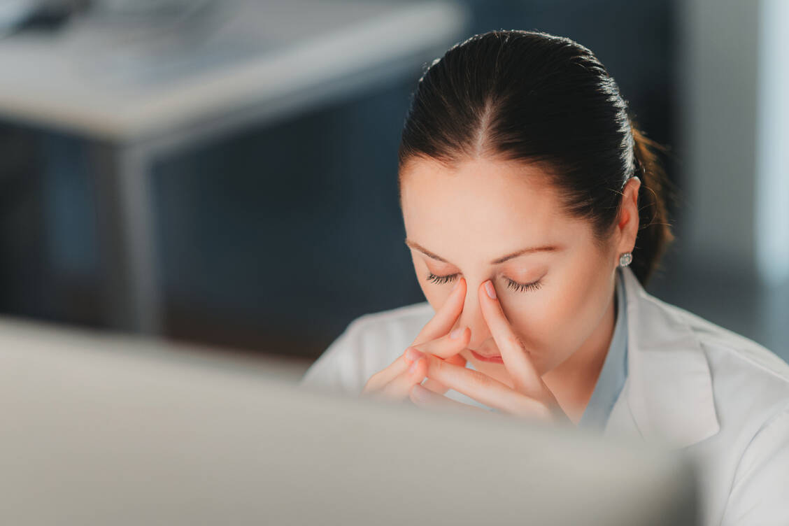 Konzentrationsprobleme, Reizbarkeit und körperliche Schemerzen sind mögliche Warnsignale für zu viel psychische Belastung. / Foto: Getty Images/Moyo Studio