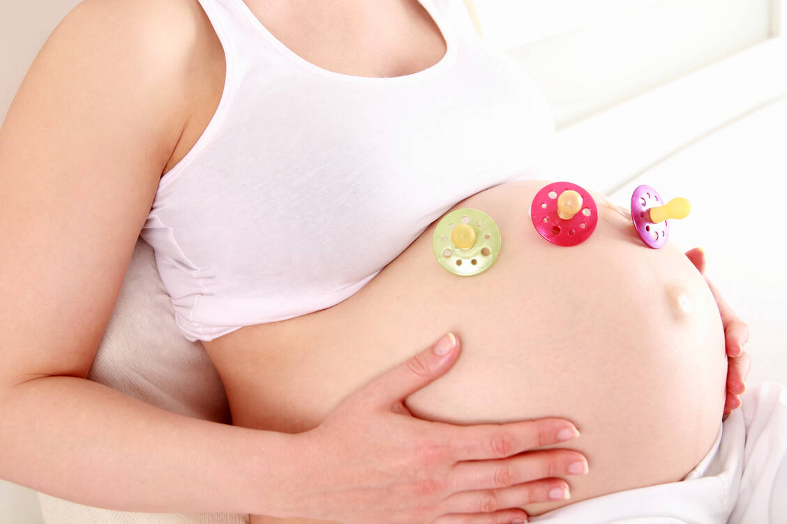 Clomifen hilft Frauen bei der Erfüllung eines Kinderwunschs. Allerdings kommt es häufig zu Mehrlingsschwangerschaften. / Foto: Adobe Stock/RioPatuca Images