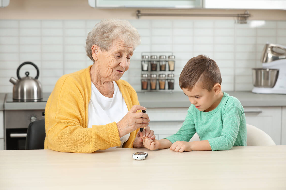 Alle betreuenden Personen sollten Blutzucker messen und Insulin spritzen können. / Foto: Adobe Stock/New Africa