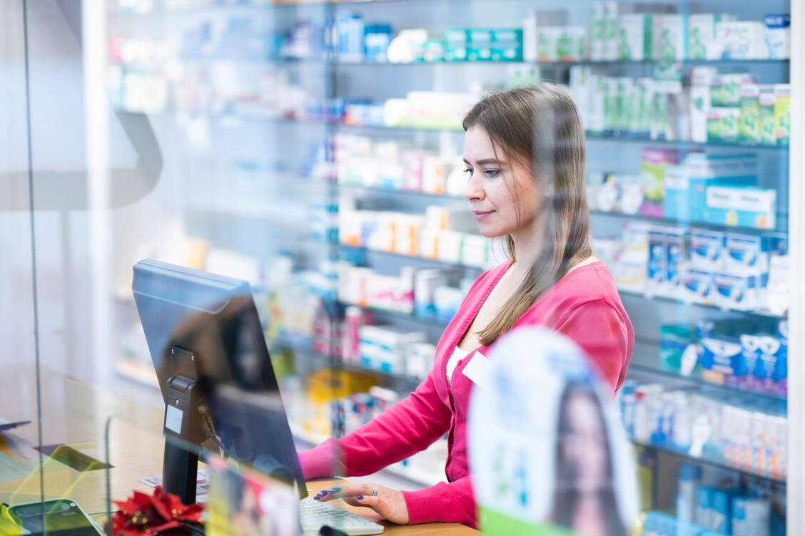 Produktproben erfordern einen hohen Einsatz zeitlicher und personeller Ressourcen in Apotheken, Praxen und Kliniken. / Foto: IMAGO/Westend61