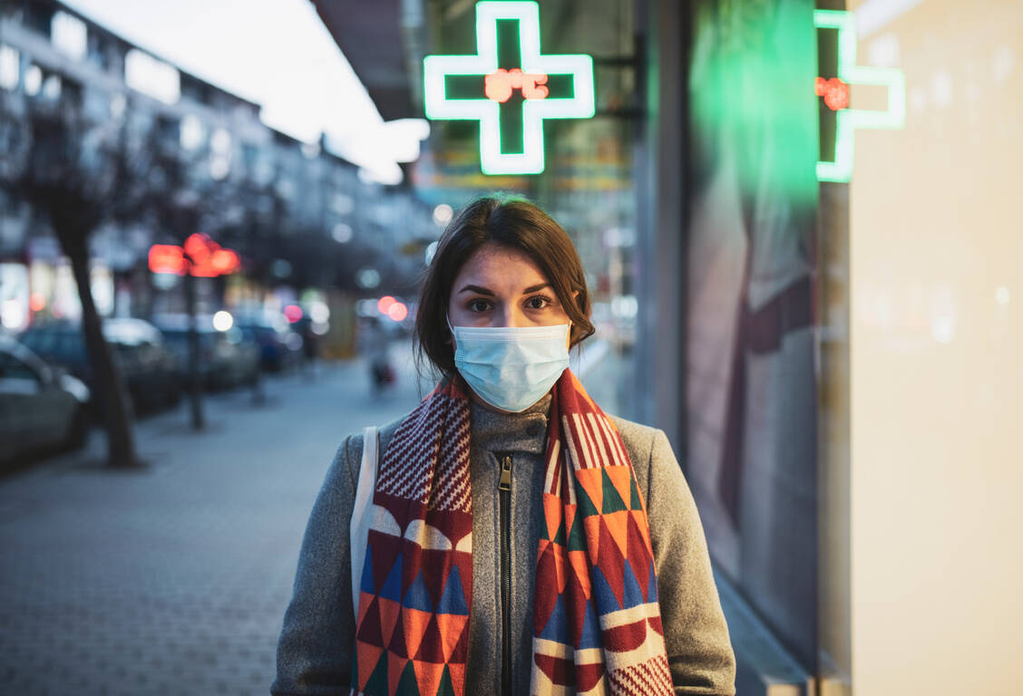 Um sich selbst beziehungsweise andere zu schützen, wenn man bereits einen Atemwegsinfekt hat, rät das RKI aktuell wieder zum Masketragen. / © Getty Images/ArtistGNDphotography