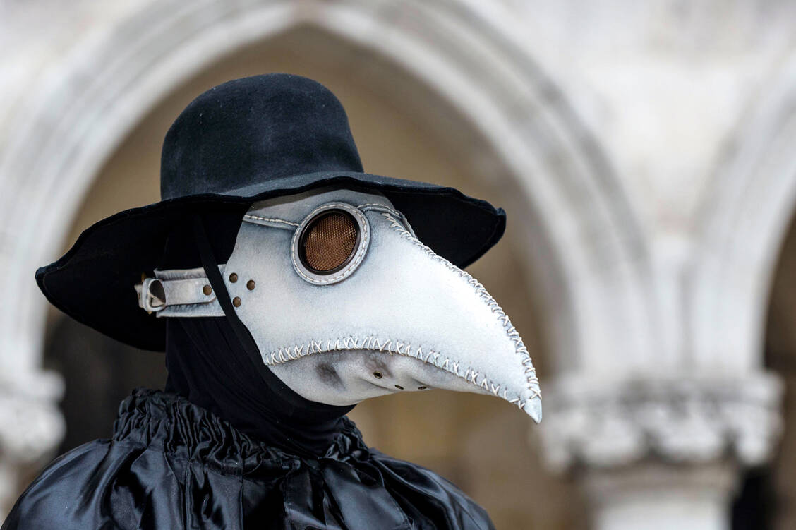 Die Pestarztmaske ist aus dem venezianischen Karneval nicht wegzudenken. Die schnabelförmige, mit wohlriechenden Kräutern gefüllte Maske gehörte zur Bekleidung des Pestdoktors und sollte vor Ansteckung und  dem Geruch der Kranken schützen. / Foto: Foto: Imago/imagebroker