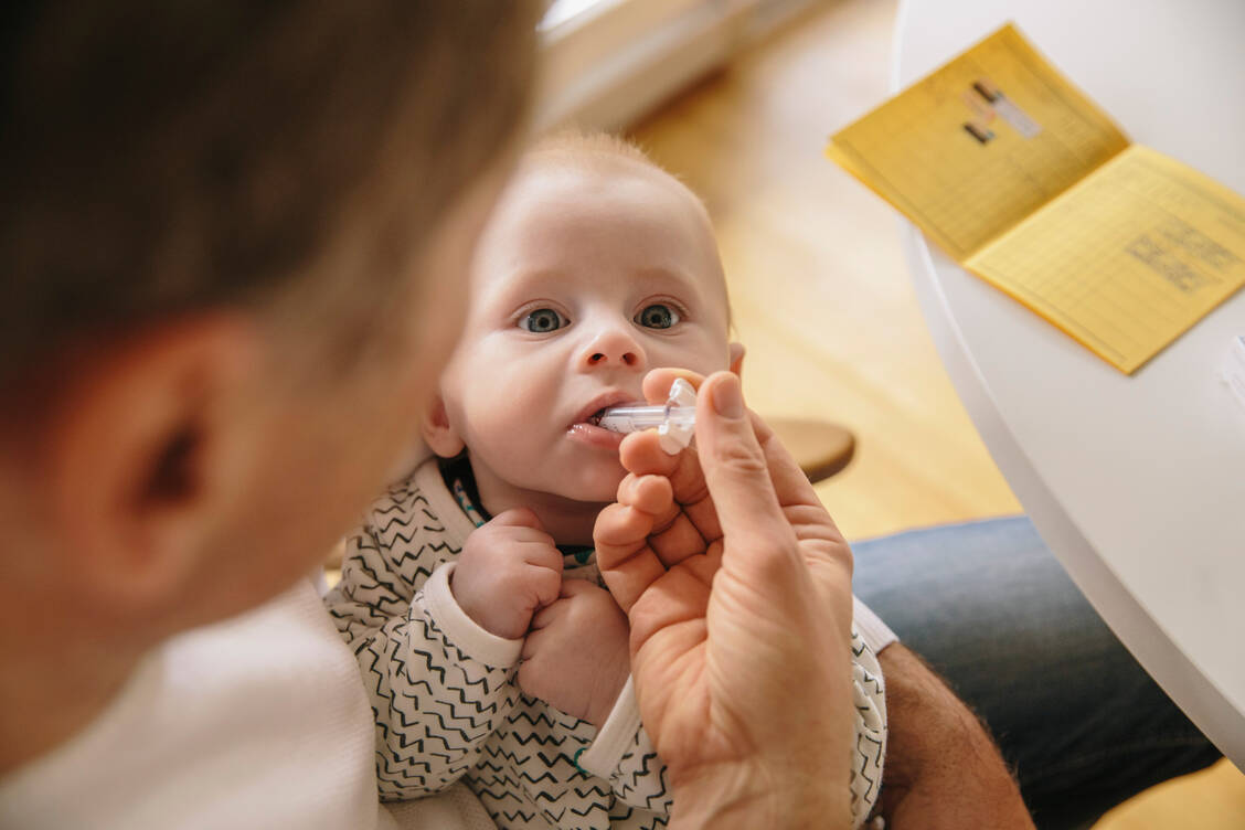 2013 wurde die Rotavirus-Impfung als Standard für alle Säuglinge eingeführt (und damit auch von allen Krankenkassen). Es ist der erste Impftermin im Kalender. Die erste Schluckimpfung sollte bereits im Alter von sechs Wochen erfolgen. / Foto: Getty Images/Westend61