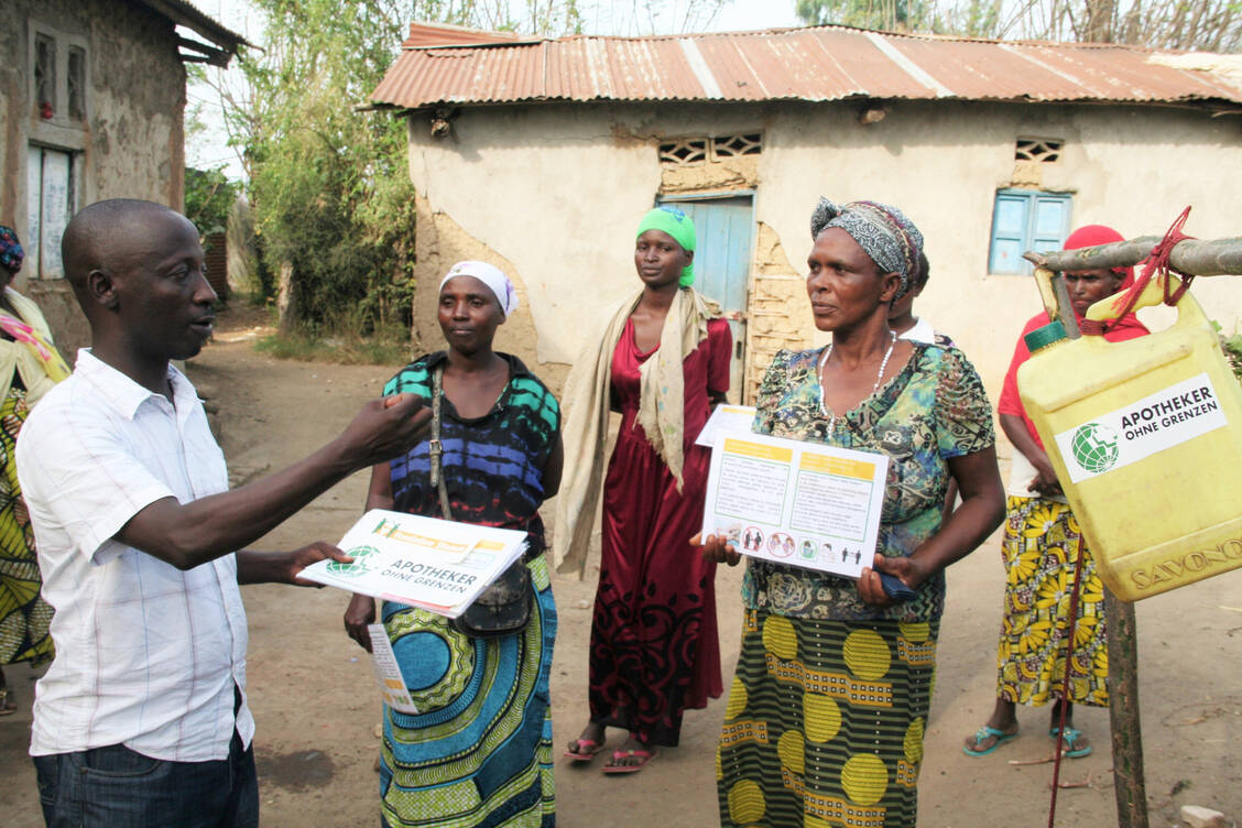 Apotheker ohne Grenzen verteilte unter anderem in Burundi Desinfektionsmittel und Aufklärungsmaterial in einfacher Sprache zum Schutz vor einer Corona-Infektion. / Foto: AoG