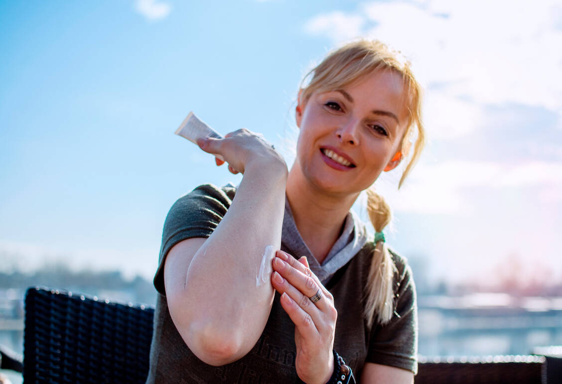 Eine gute Hautpflege ist das A und O bei Patienten mit Neurodermitis und die Grundlage jeglicher Therapie. / Foto: Getty Images/Biserka Stojanovic