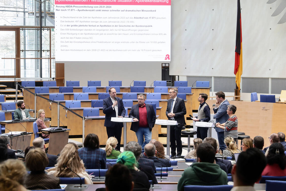 Marco Schmitz (CDU), Mehrdad Mostofizadeh (Grüne), AVNR-Chef Thomas Preis, Moderator Ralph Erdenbürger,  Thorsten Klute (SPD) und Kathrin Vogler (Linke) diskutierten in Bonn über die Lage der Apotheken. / Foto: Alois Mueller
info@amfotos.com