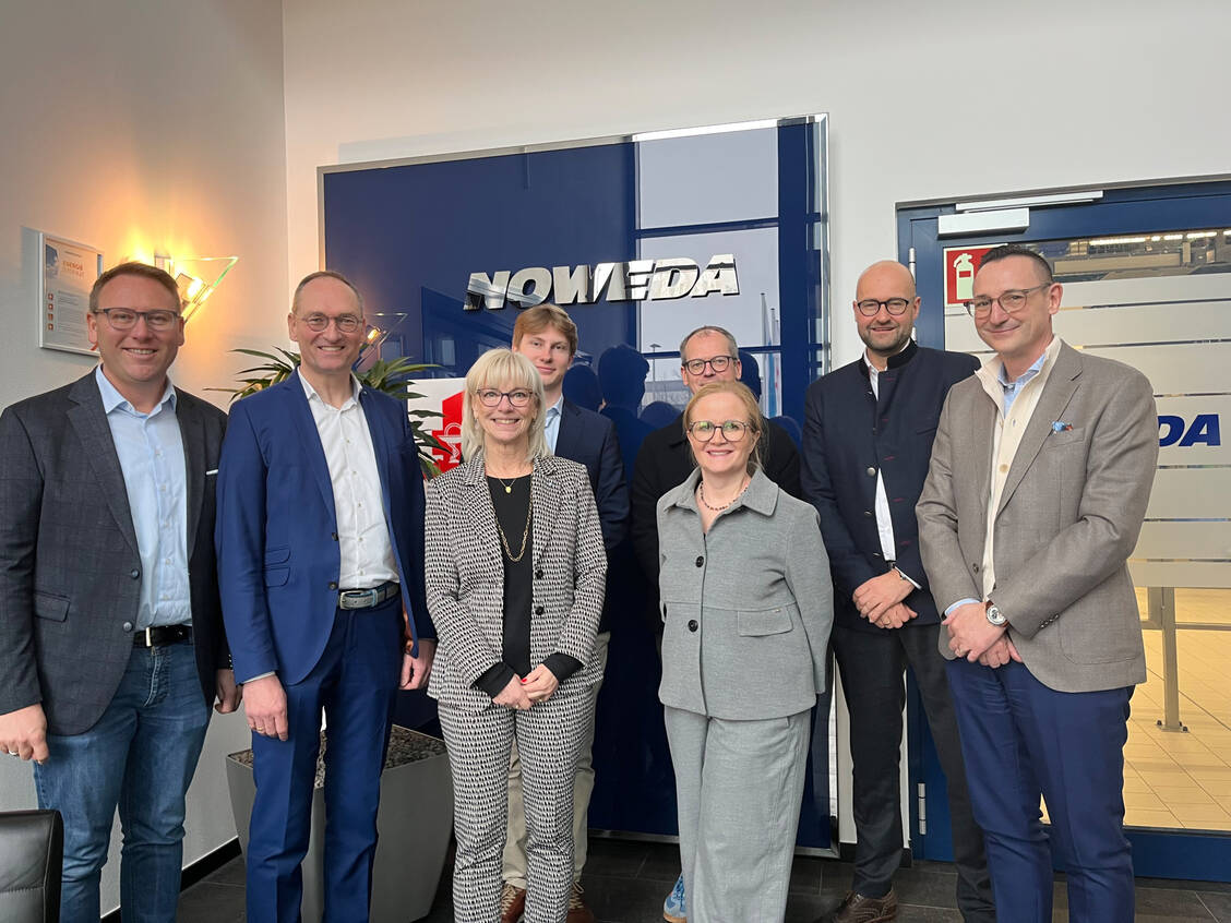Die CSU-Landtagsabgeordneten Benjamin Miskowitsch, Bernhard Seidenath und Carolina Trautner (v.l.) sowie daneben Tanja Knieler, Referatsleiterin für Gesundheit und Pflege der CSU-Fraktion (4.v.l., vorne), Felix Bürger, Praktikant bei Frau Knieler (3.v.l., hinten), Apotheker Rainer Gallitzendörfer aus dem Bayerischen Gesundheitsministerium (3.v.r., hinten), Noweda-Vertriebsleiter Bernd Stocker (2.v.r.) und Noweda-Betriebsleiter Thomas Einhellig (r.). / © Noweda