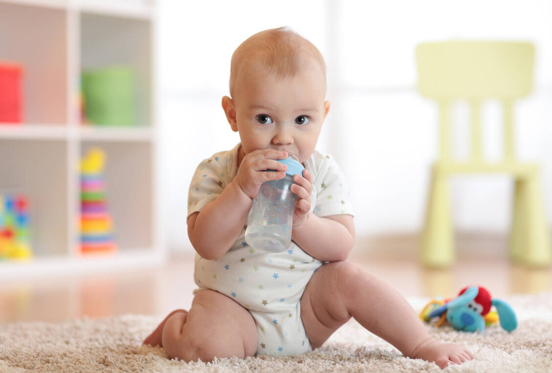 Selbstständig sitzen will gelernt sein. Für Kinder mit spinaler Muskelatrophie ist diese Fähigkeit oft unerreichbar.  / Foto: Fotolia/Oksana Kuzmina