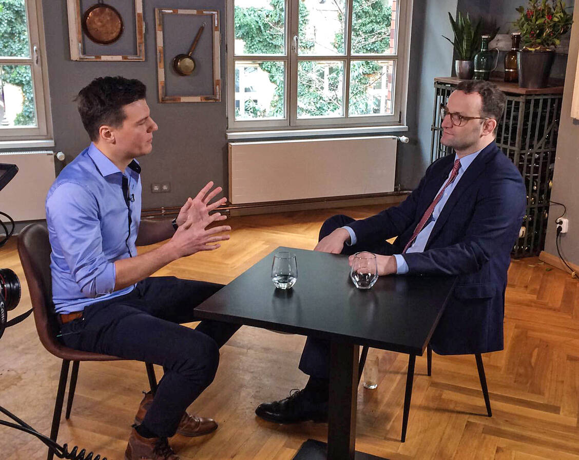 Im Gespräch: Apotheker Philipp Kircher aus dem Landkreis Weilheim-Schongau fühlte Gesundheitsminister Jens Spahn am Montag auf den Zahn. / Foto: Lisa Schuch