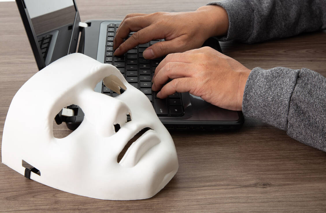 Digitale Welt: Neue Technologien machen Betrug leichter. Doch es steht viel auf dem Spiel – echte Beziehungen und Stabilität. / © Shutterstock/Bored Photography
