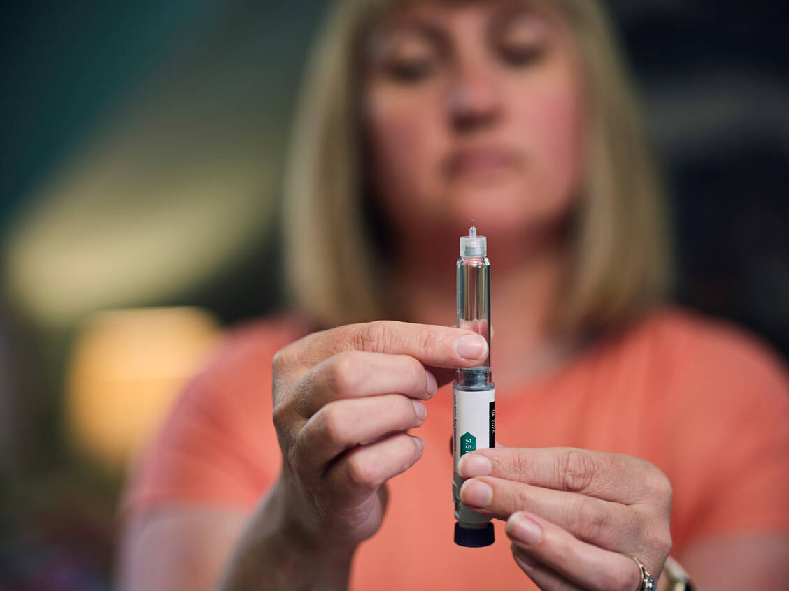Derzeit fallen Abnehmspritzen, die explizit zur Behandlung von Adipositas zugelassen sind, in Deutschland unter den sogenannten Lifestyle-Paragrafen. Sie werden nicht von der Krankenkasse erstattet. / © Getty Images/Jon Challicom