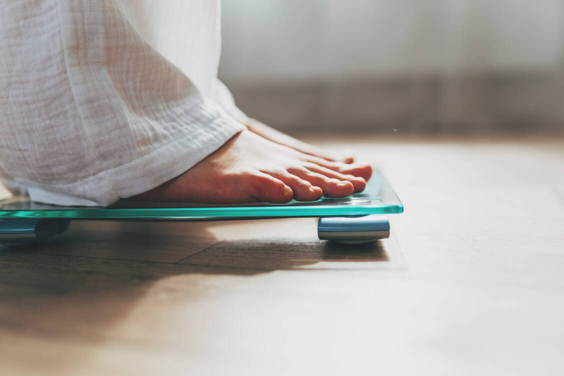 Zu metabolischen Veränderungen scheint es unter einer Therapie mit Antipsychotika vor allem in den ersten drei Monaten zu kommen. Danach pendeln sie sich wieder ein. / © Getty Images/Kseniya Ovchinnikova