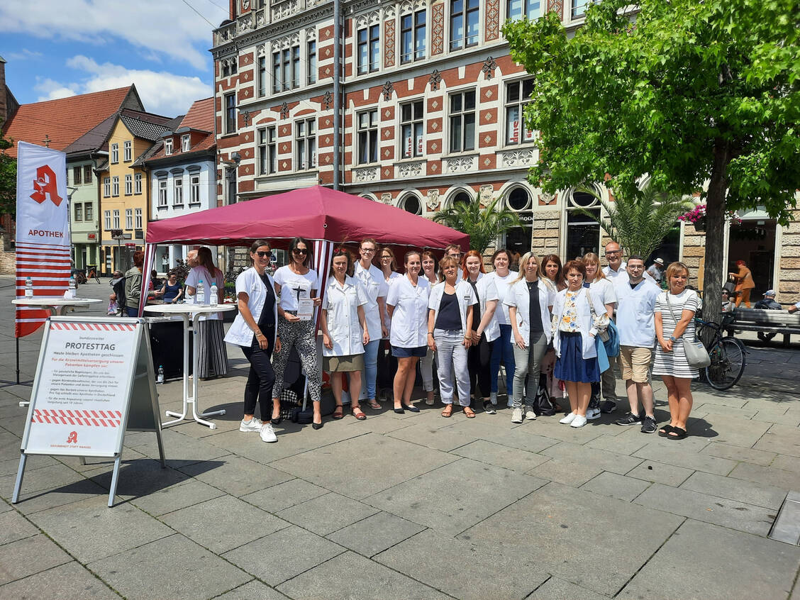 In zehn Städten in Thüringen haben Apotheker Informationsstände errichtet, um mit der Bevölkerung ins Gespräch zu kommen und über die Situation der Apotheken aufzuklären. Hier die Protestaktion in der Landeshauptstadt Erfurt. / Foto: PZ/Hohmann-Jeddi