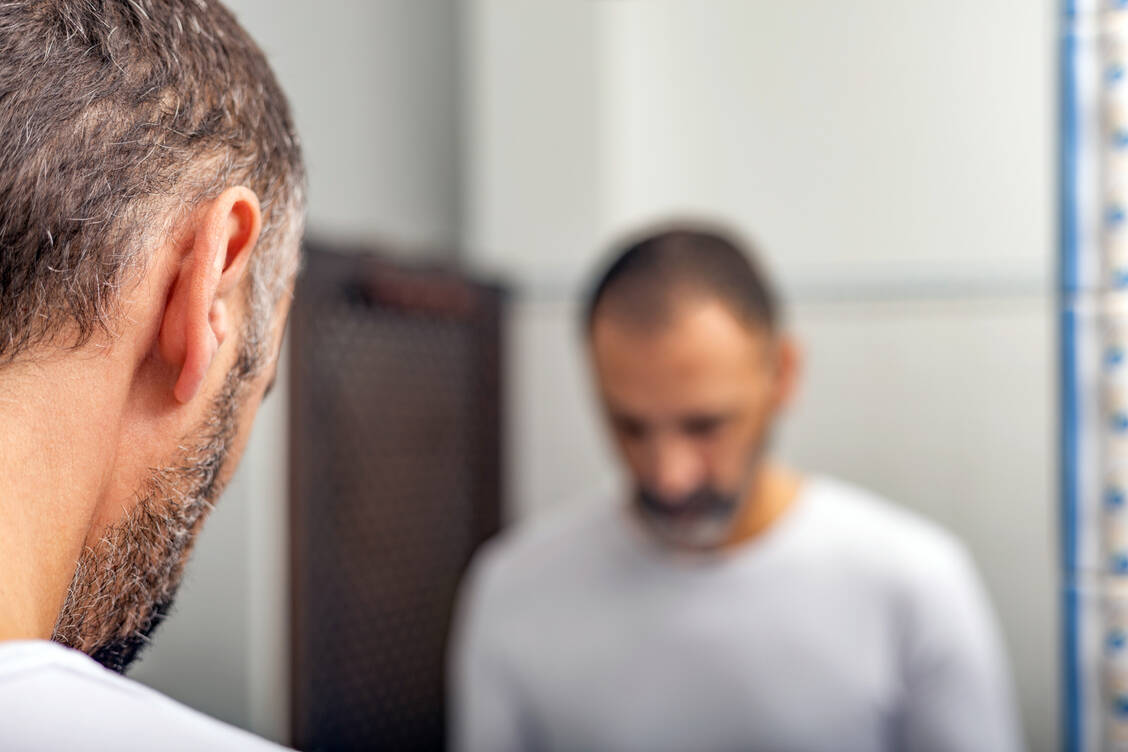 Blasenentleerungsstörungen wie verzögerter Beginn der Miktion, schwacher oder stotternder Harnstrahl oder das Gefühl, die Blase nicht völlig entleeren zu können, plagen viele Männer mit Prostataproblemen. / Foto: Adobe Stock/Jose GlezBuenaposada