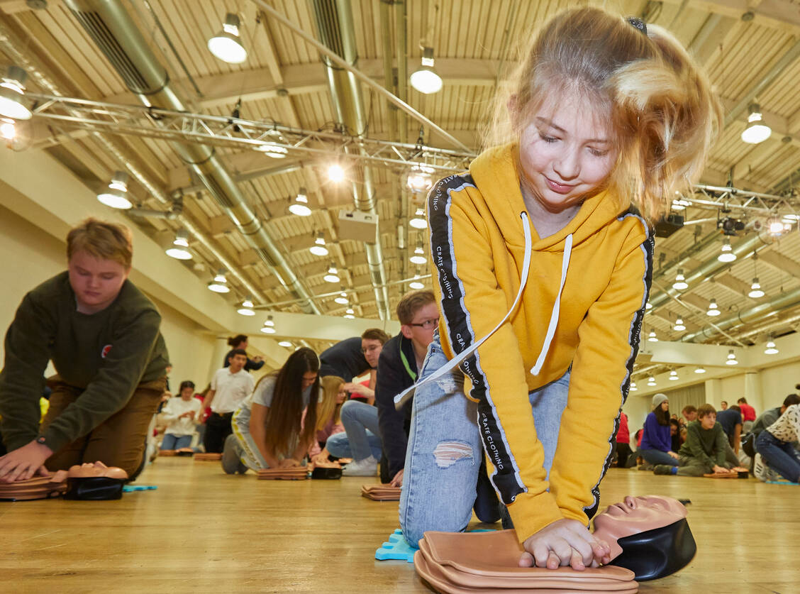 240 Schülerinnen und Schüler lernten diese Woche in Hamburg, beherzt eine Herzdruckmassage durchzuführen. / Foto: Mike Auerbach