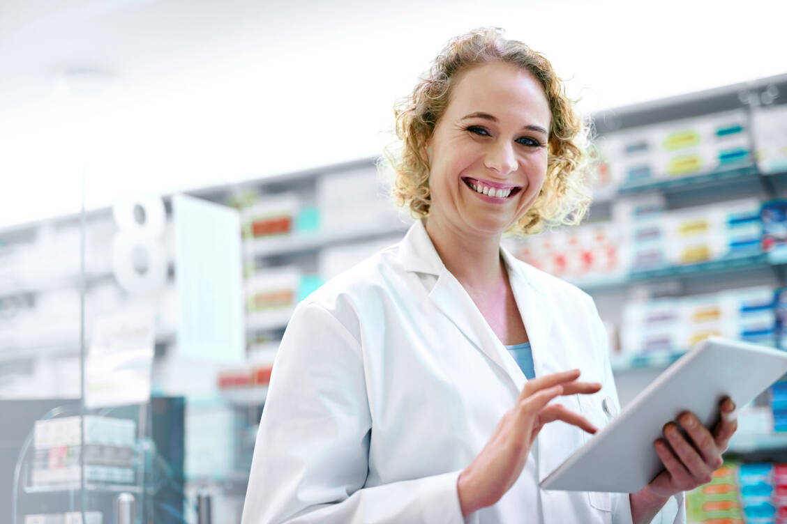 Wer abstimmt, hat die Chance auf ein kostenloses Ticket für die Pharmacon-Fortbildungswoche in Meran, wo auch der PZ-Innovationspreis verliehen wird. / © Getty Images/Cecilie_Arcurs