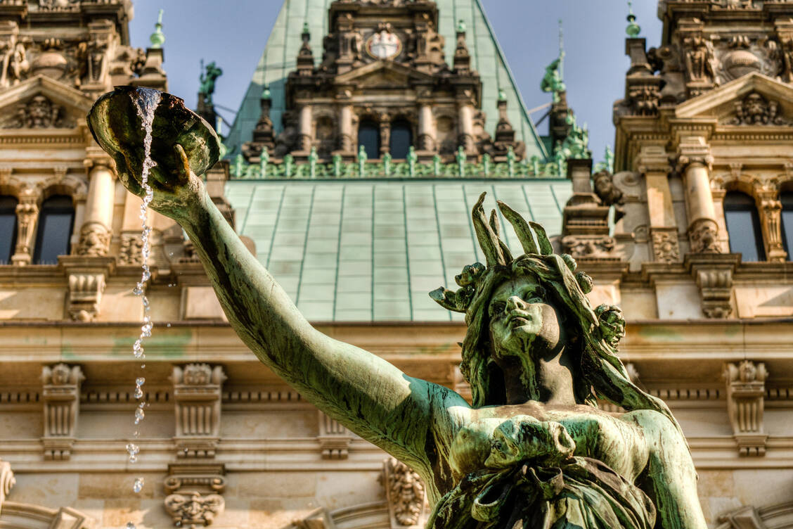 Der Hygieia-Brunnen im Innenhof des zur Zeit des großen Cholera-Ausbruchs in Hamburg erbauten Rathauses erinnert an die Epidemie. / Foto: Adobe Stock/Andreas Vogel