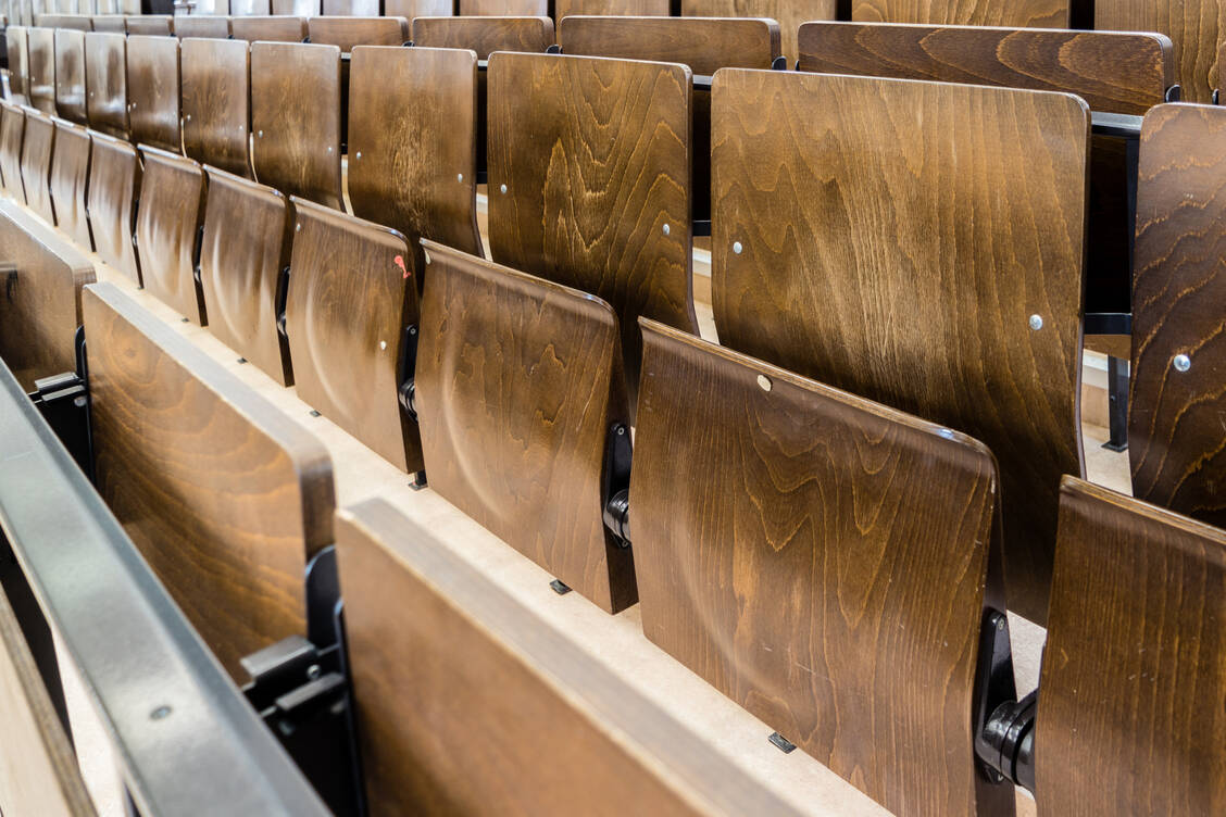 Die Pandemie trifft auch Studenten in vielerlei Hinsicht. Neben dem veränderten Uni-Alltag können auch finanzielle Probleme entstehen.  / Foto: Adobe Stock / animaflora