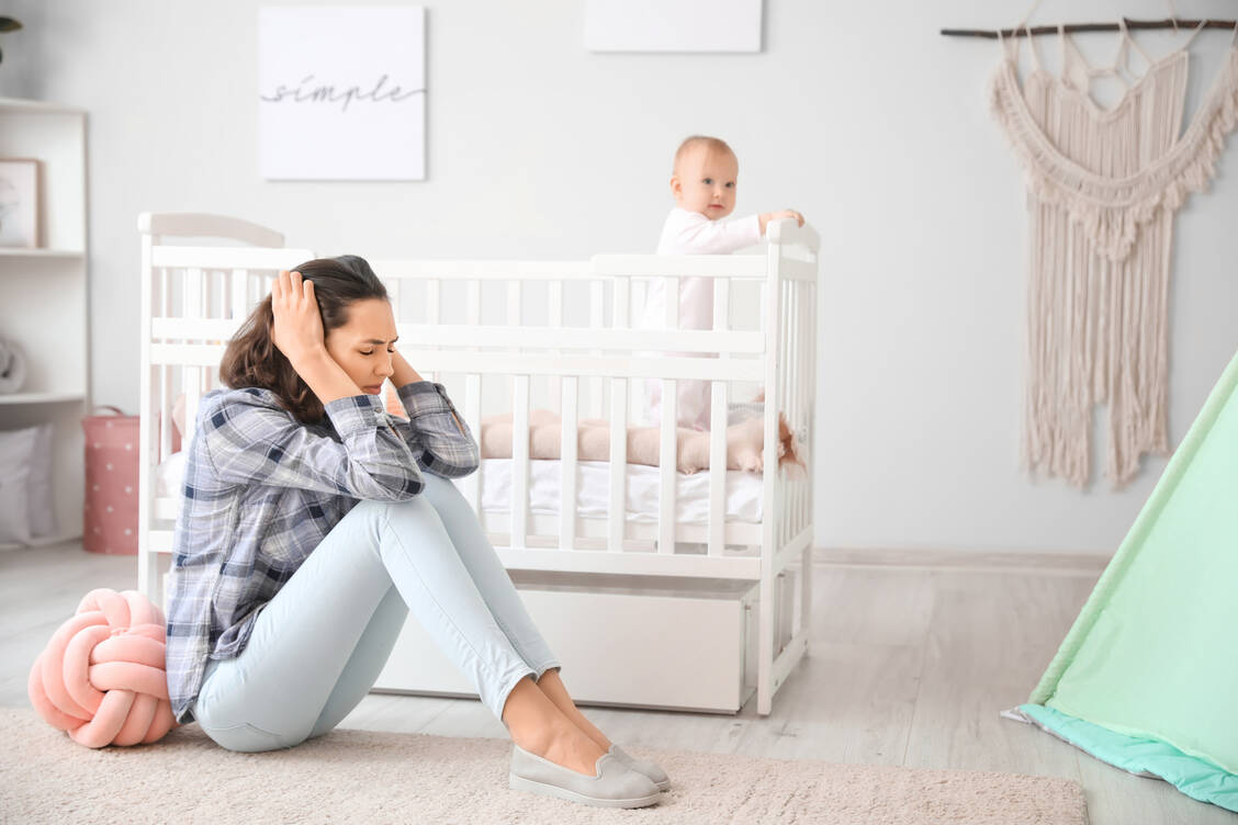 Nicht selten erkranken Frauen nach der Geburt eines Kindes psychisch. Treten postpartale Angst- und Zwangserkrankungen oder Psychosen auf, brauchen die Frauen umgehend fachkundige Hilfe. / Foto: Adobe Stock/Pixel-Shot