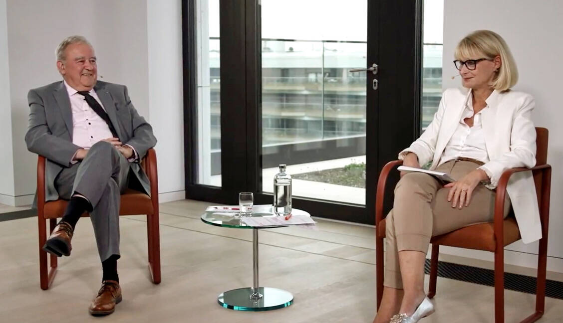 Im Anschluss an die Anhörung im Gesundheitsausschuss des Bundestags trafen sich die Gesundheitspolitikerin Karin Maag (CDU) und der Vorsitzende des Deutschen Apothekerverbands Fritz Becker zum Gespräch.  / Foto: ABDA Live Video