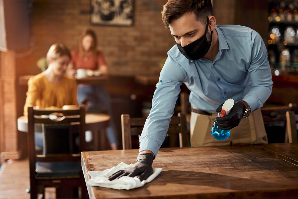 Hygienekonzepte  werden in Restaurant und Cafés seit der Corona-Pandemie noch stärker umgesetzt als zuvor. / Foto: Adobe Stock / Drazen