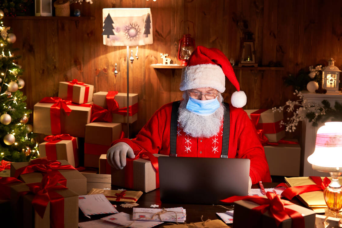 Einen Mund-Nasen-Schutz beim Geschenke Einpacken zu tragen ist sicherlich übertrieben, aber draufniesen oder -husten sollte der Schenkende natürlich auch nicht. / Foto: Adobe Stock/insta_photos