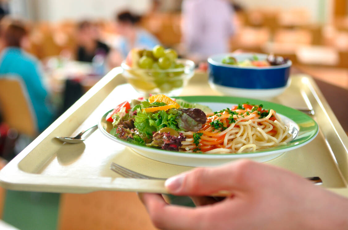 In einer Kantine essen zu gehen, ist für Menschen mit multiplen Nahrungsmittelallergien kaum möglich. / Foto: Adobe Stock/Gerhard Seybert