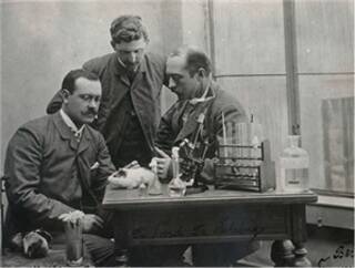Von oben: Erich Wernicke, Paul Frosch und Emil  Behring mit einem Meerschweinchen als ­Versuchstier im Institut von Robert Koch, 1891.