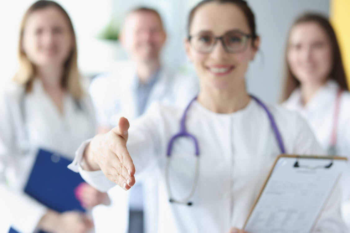 Aufeinanderzugehen sollten Mediziner und Pharmazeuten am besten schon im Studium. / Foto: Adobe Stock/H_Ko