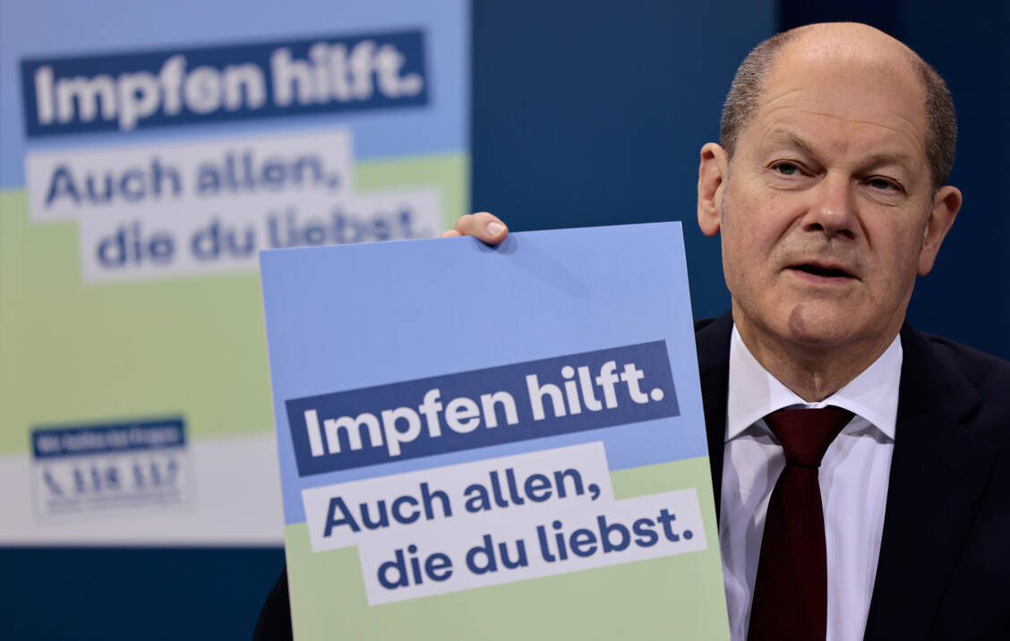 Bundeskanzler Olaf Scholz (SPD) kündigte am Montagabend in Berlin eine Ausweitung der Impfkampagne, unter anderem über das Radio oder Social-Media an. Ziel sei die Impfquote zu erhöhen. / Foto: picture alliance / ASSOCIATED PRESS