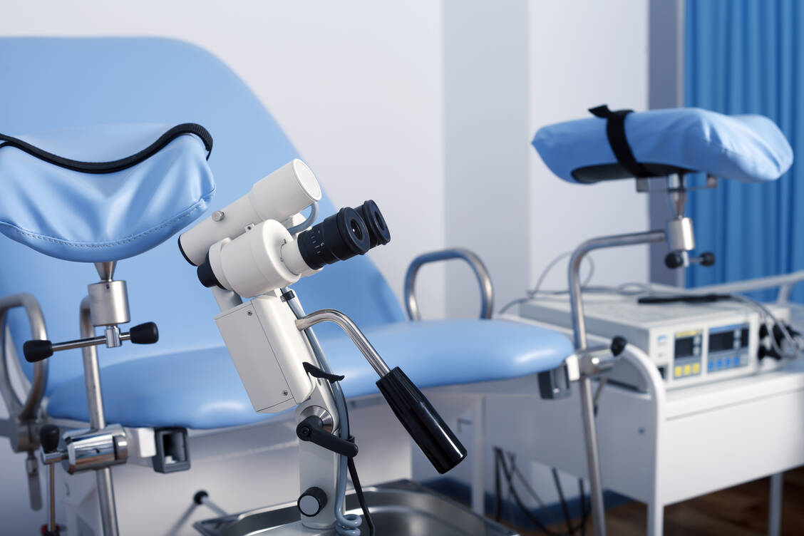Bei auffälligem Pap-Abstrich oder HPV-Test nimmt der Frauenarzt eine Gebärmutterhalsspiegelung mit einem speziellen Mikroskop, dem Kolposkop, vor. / Foto: Adobe Stock/ homonstock