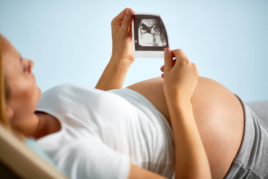 Ist das Kind gesund? Seit 2022 übernehmen die Krankenkassen Bluttest zur Bestimmung des Trisomie-Risikos. / Foto: Adobe Stock/pressmaster