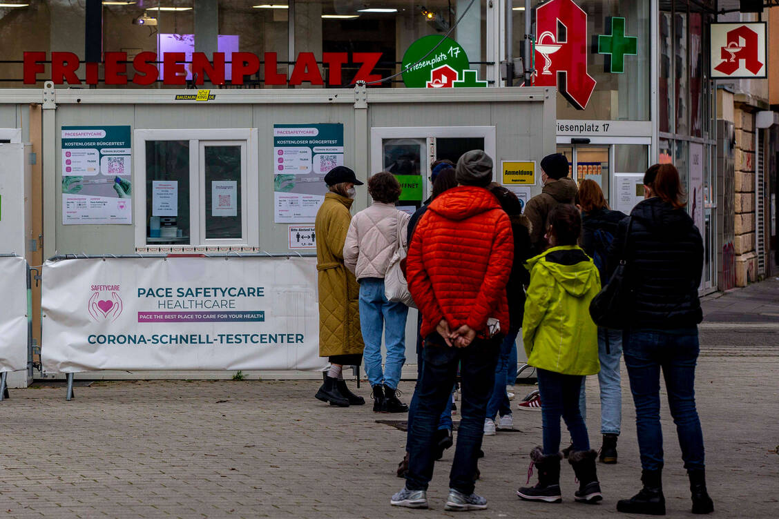 Ab dem morgigen Freitag gelten neue Ansprüche auf Coronavirus-Bürgertests, die Vergütung sinkt ab dem 1. Dezember. / Foto: imago images/Manngold