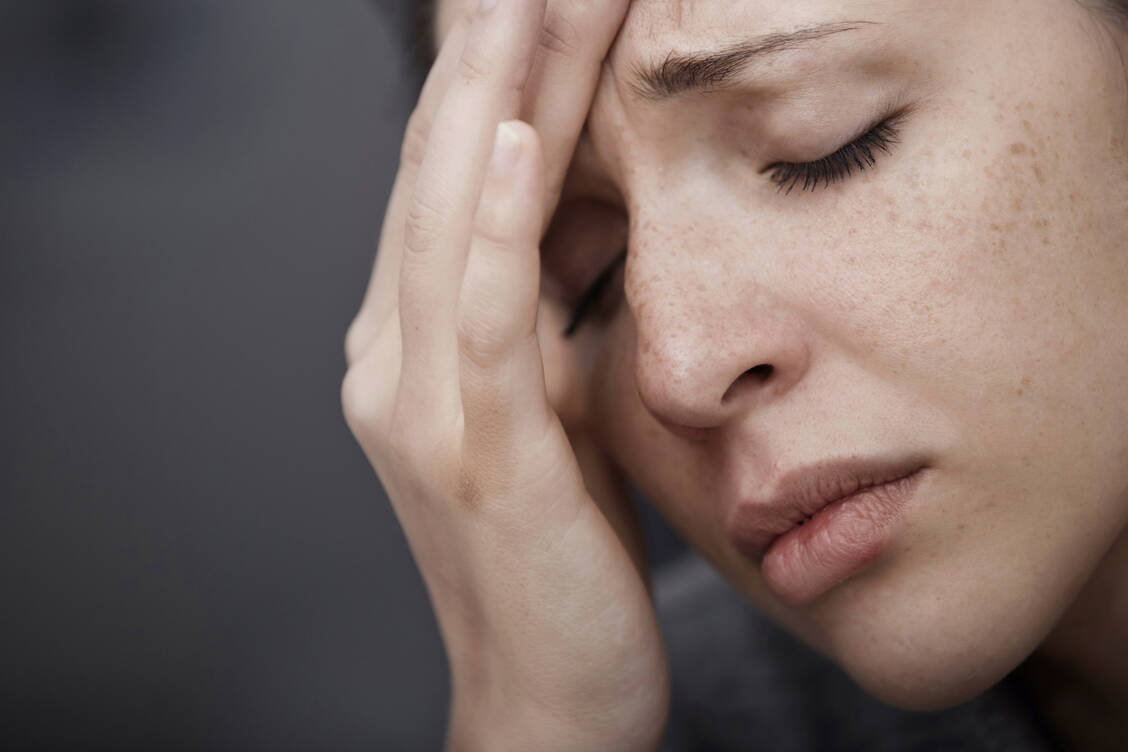 Zur Prophylaxe der paroxysmalen Hemikranie ist Indometacin erste Wahl. Die Kopfschmerzen sind als messerstichartig schneidend oder pulsierend und die Intensität als vernichtend beschrieben. / Foto: Getty Images/Westend61