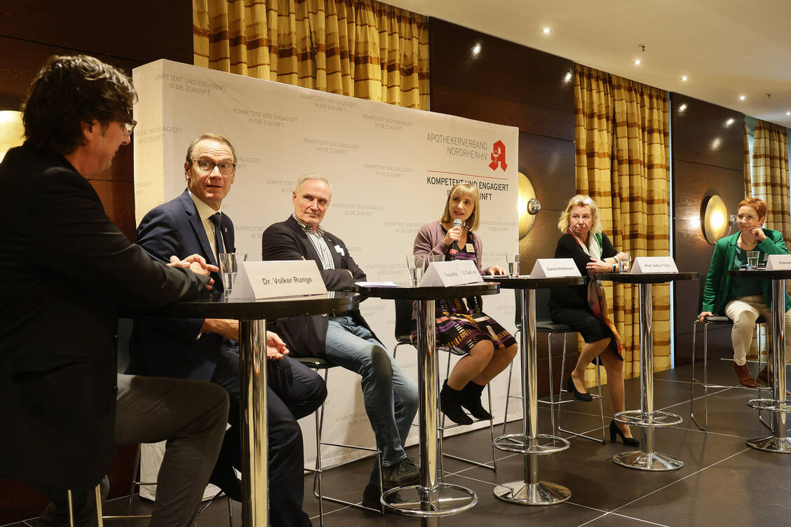 Wo liegen Herausforderungen und Zukunftschancen für Apotheker, Hausärzte und Patienten? Darüber diskutierten Dr. Volker Runge, Thomas Preis, Dr. Oliver Funken, Daniela Hüttemann (Moderatorin), Professor Dr. Gaby Flößer und Christiane Grote beim OTC-Gipfel (von links). / Foto: AVNR/Alois Müller