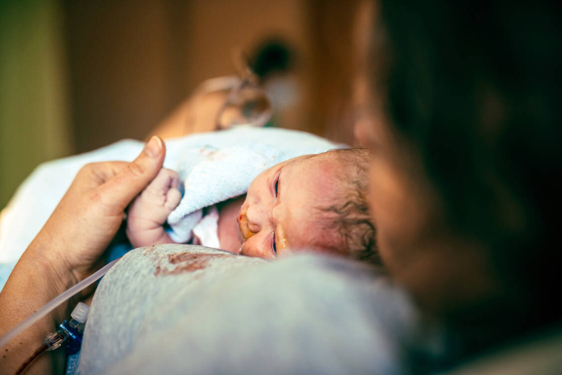 Was für ein Glück: Das Baby ist da! / © Getty Images/Guido Mieth