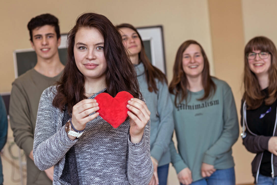 Jugendliche und Kinder stehen zunehmend psychisch unter Druck. Hier will das Projekt »Verrückt? Na und!« ansetzen.  / © irrsinnig menschlich e. V.