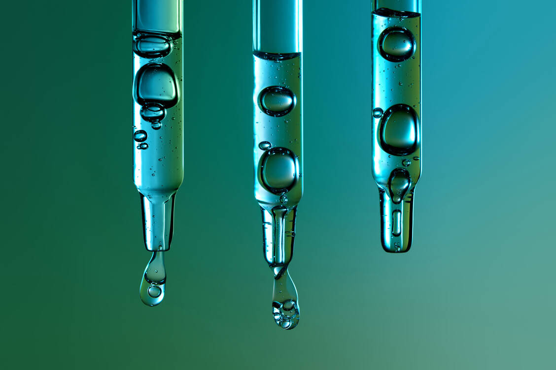 Viele ätherische Öle sind wegen ihres Duftes beliebt. Darüber hinaus weisen sie häufig auch pharmakologische Wirkungen auf. / © Adobe Stock/Tatyana Lavrova/Stocksy