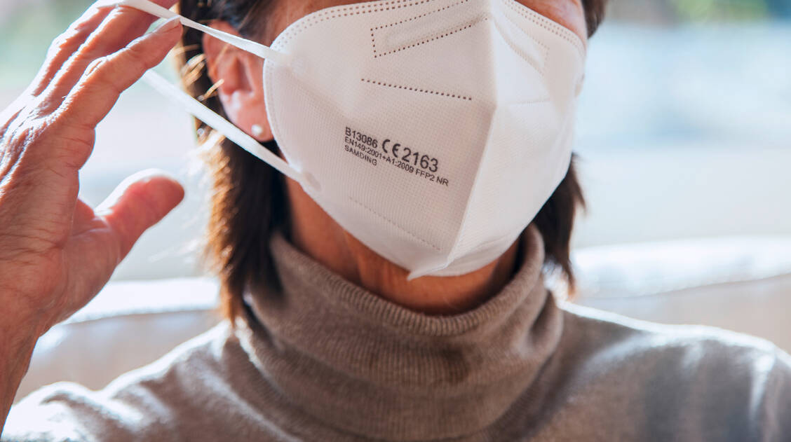 FFP2-Masken schützen effektiv vor Ansteckungen mit SARS-CoV-2 – wenn sie richtig getragen werden: Mund und Nase müssen bedeckt sein und die Maske muss eng anliegen. / © Adobe Stock/PixelboxStockFootage