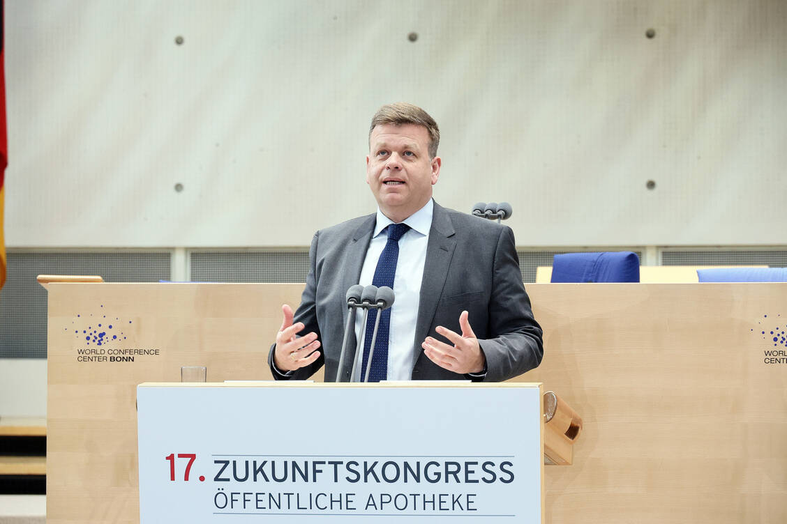 Matthias Heidmeier, Staatssekretär im Ministerium für Arbeit, Gesundheit und Soziales des Landes Nordrhein-Westfalen (NRW), beim Zukunftskongress öffentliche Apotheke in Bonn. / © PZ/Alois Müller